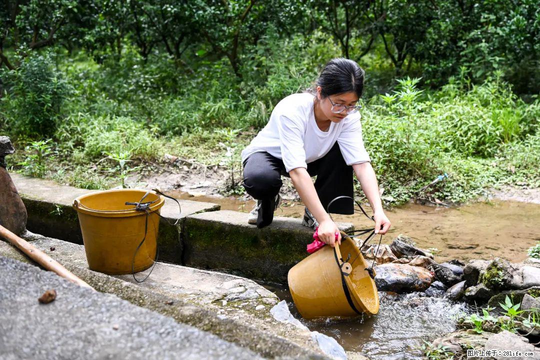 全网追的“扁担女孩”，找了一份暑假工，时薪12元 - 日喀则生活资讯 - 日喀则28生活网 rkz.28life.com