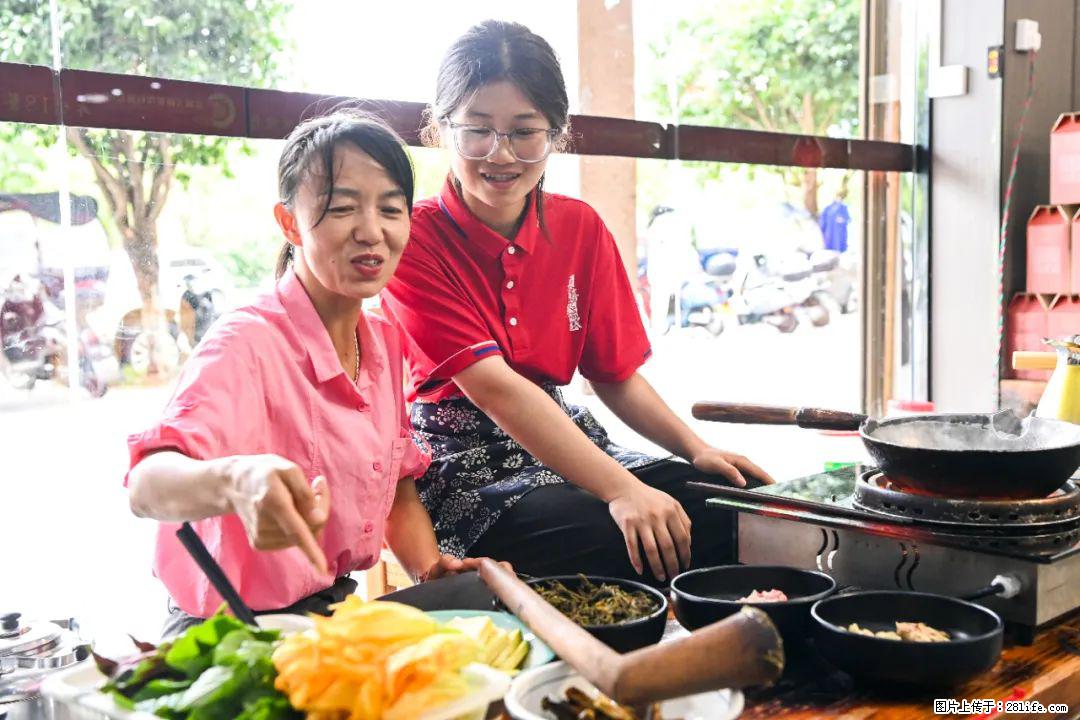 全网追的“扁担女孩”，找了一份暑假工，时薪12元 - 日喀则生活资讯 - 日喀则28生活网 rkz.28life.com
