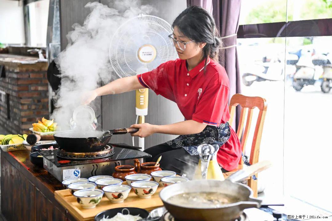 全网追的“扁担女孩”，找了一份暑假工，时薪12元 - 日喀则生活资讯 - 日喀则28生活网 rkz.28life.com